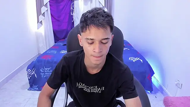 Snapshot of Aron_Boyy chatting on 10.22.25 Aron Boyy online show from 10.22.25