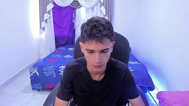 Snapshot of Aron_Boyy chatting on 10.23.25 Aron Boyy online show from 10.23.25