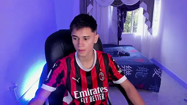 Snapshot of Aron_Boyy chatting on 10.24.25 Aron Boyy online show from 10.24.25