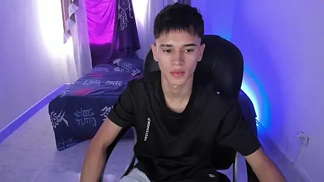 Snapshot of Aron_Boyy chatting on 10.25.25 Aron Boyy online show from 10.25.25