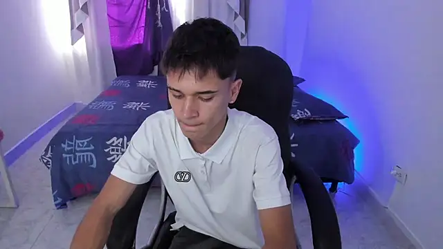 Snapshot of Aron_Boyy chatting on 10.27.25 Aron Boyy online show from 10.27.25