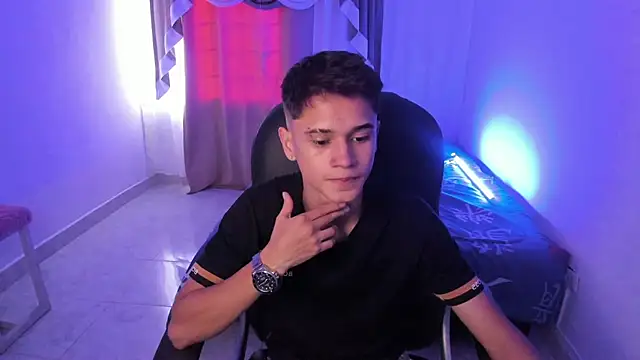 Snapshot of Aron_Boyy chatting on 11.01.25 Aron Boyy online show from 11.01.25