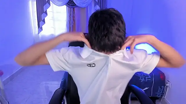 Snapshot of Aron_Boyy chatting on 11.12.25 Aron Boyy online show from 11.12.25