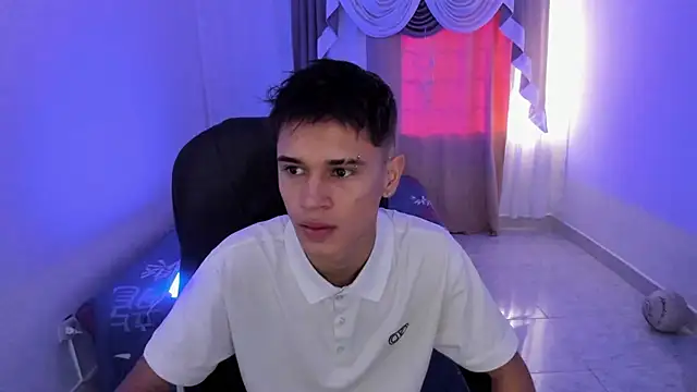 Snapshot of Aron_Boyy chatting on 11.15.25 Aron Boyy online show from 11.15.25