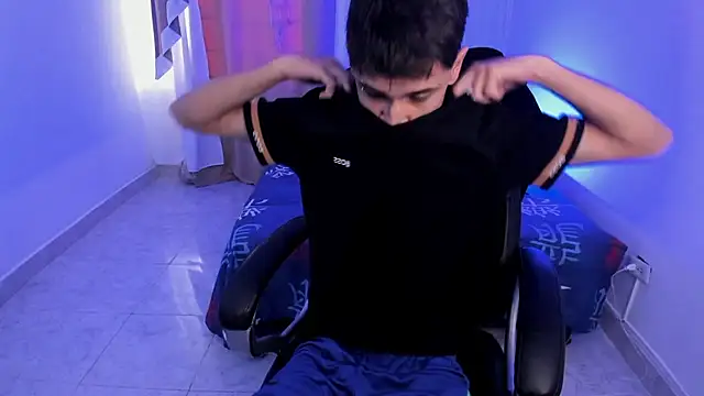 Snapshot of Aron_Boyy chatting on 11.20.25 Aron Boyy online show from 11.20.25