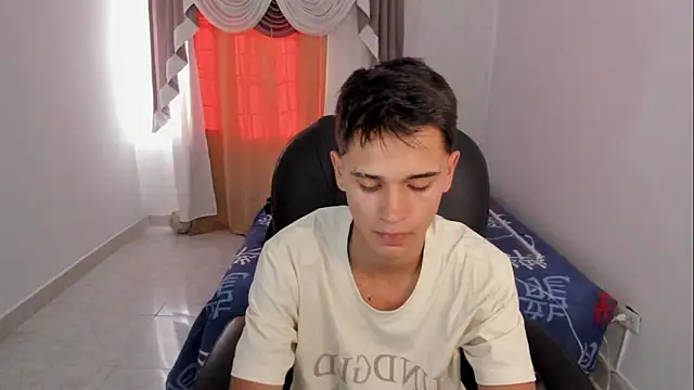 Snapshot of Aron_Boyy chatting on 11.21.25 Aron Boyy online show from 11.21.25