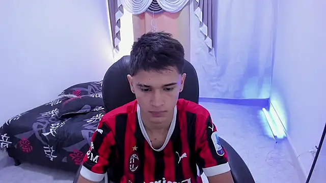 Snapshot of Aron_Boyy chatting on 11.28.25 Aron Boyy online show from 11.28.25