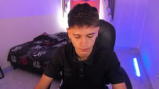 Snapshot of Aron_Boyy chatting on 12.02.25 Aron Boyy online show from 12.02.25