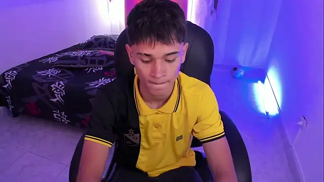 Snapshot of Aron_Boyy chatting on 12.04.25 Aron Boyy online show from 12.04.25