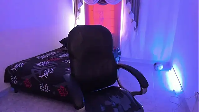 Snapshot of Aron_Boyy chatting on 12.05.25 Aron Boyy online show from 12.05.25