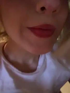 Snapshot of SweetBunnyGF chatting on 10.30.25 SweetBunnyGF online show from 10.30.25