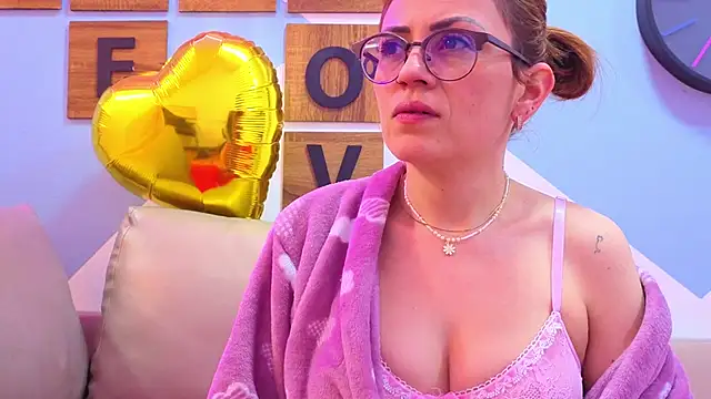 Snapshot of Victoria_Fallon chatting on 11.19.25 Victoria Fallon online show from 11.19.25