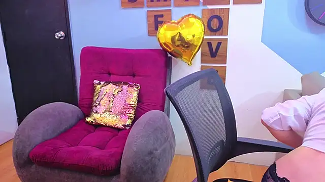 Snapshot of Victoria_Fallon chatting on 11.25.25 Victoria Fallon online show from 11.25.25