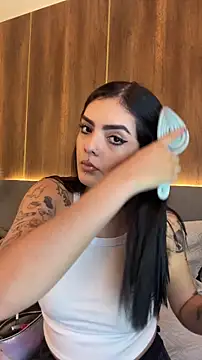 Snapshot of AliceRitter chatting on 10.28.25 AliceRitter online show from 10.28.25