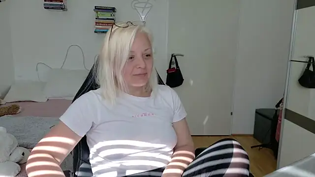 Linsy Kim online show from 04.23.26