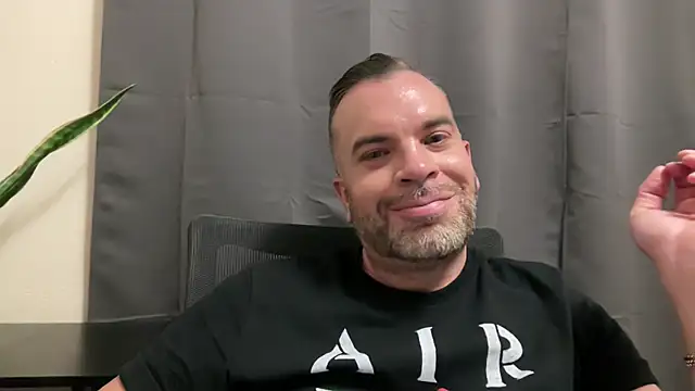 Snapshot of Ty_lerDavid chatting on 10.11.25 Ty lerDavid online show from 10.11.25