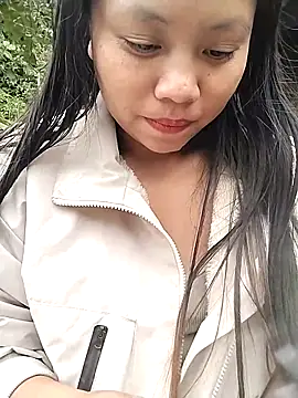 Snapshot of venu00 chatting on 11.21.25 venu00 online show from 11.21.25