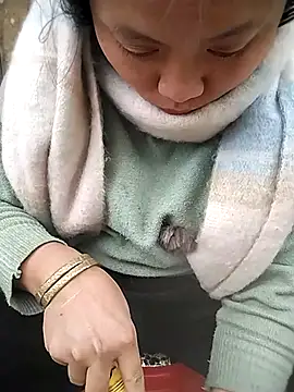 Snapshot of venu00 chatting on 12.15.25 venu00 online show from 12.15.25