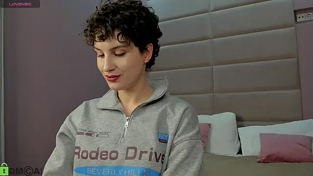 Adeline Perle online show from 12.03.25