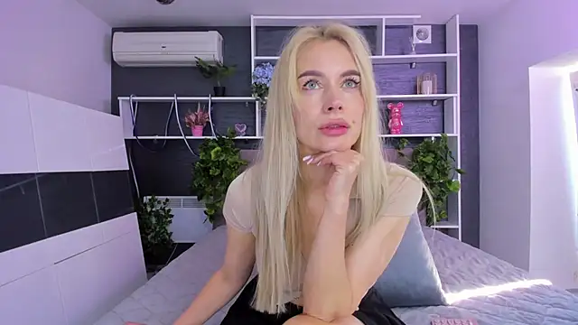 Snapshot of SabrinaSharm chatting on 05.31.26 SabrinaSharm online show from 05.31.26