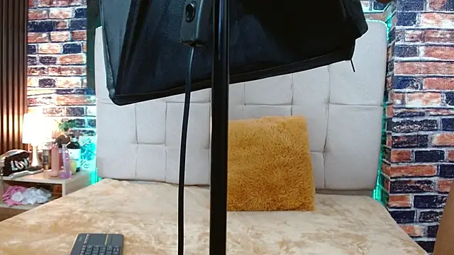 Snapshot of marilunabrown303av chatting on 10.28.25 marilunabrown303av online show from 10.28.25