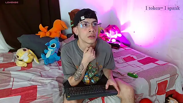 Snapshot of aaronjames1 chatting on 12.15.25 aaronjames1 online show from 12.15.25