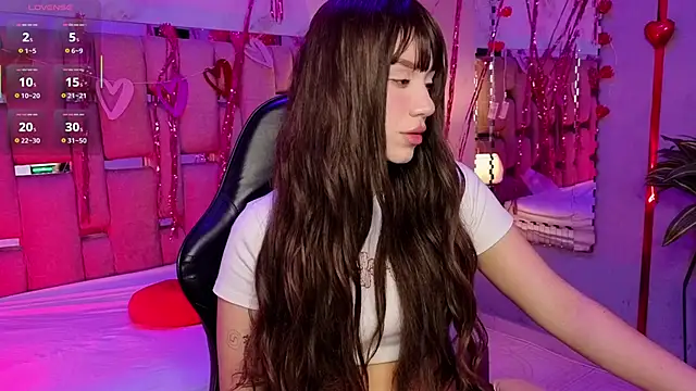 Snapshot of ZharaLux chatting on 02.13.26 ZharaLux online show from 02.13.26