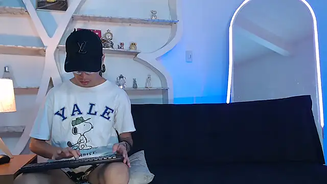 PRETTY FEM online show from 09.29.25