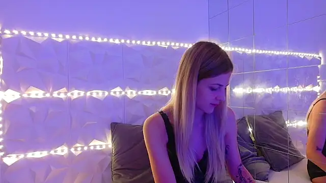 Aishha  online show from 09.09.25