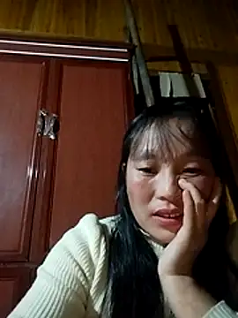 Snapshot of miss-su chatting on 10.28.25 miss-su online show from 10.28.25