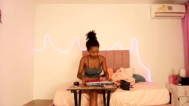 Snapshot of Valerin_salazar chatting on 10.21.25 Valerin salazar online show from 10.21.25