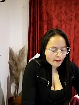 Snapshot of Daliz_Leon chatting on 10.26.25 Daliz Leon online show from 10.26.25