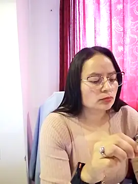 Snapshot of Daliz_Leon chatting on 11.29.25 Daliz Leon online show from 11.29.25