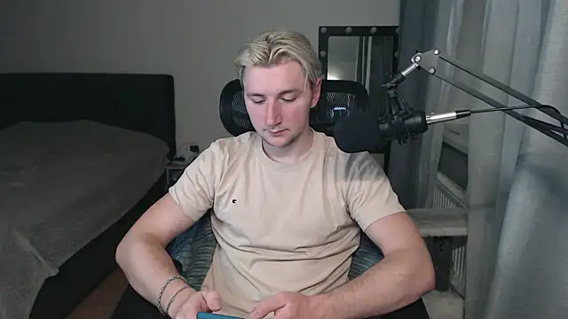 Snapshot of Elvin_Vaenight chatting on 10.08.25 Elvin Vaenight online show from 10.08.25