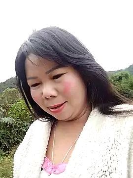 Snapshot of lusy-00 chatting on 11.19.25 lusy-00 online show from 11.19.25