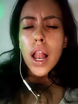 Snapshot of Queen_Ashly chatting on 09.23.25 Queen Ashly online show from 09.23.25