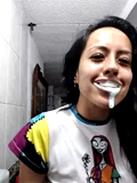 Snapshot of Queen_Ashly chatting on 12.20.25 Queen Ashly online show from 12.20.25