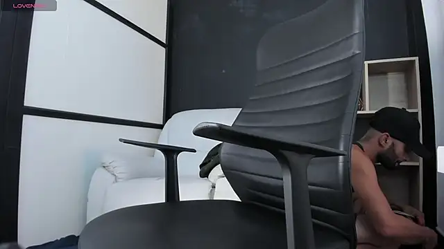 Snapshot of leostorm_ chatting on 09.12.25 leostorm online show from 09.12.25