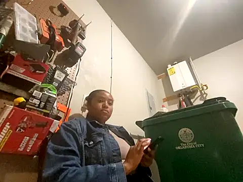 Snapshot of princesslivv chatting on 10.21.25 princesslivv online show from 10.21.25