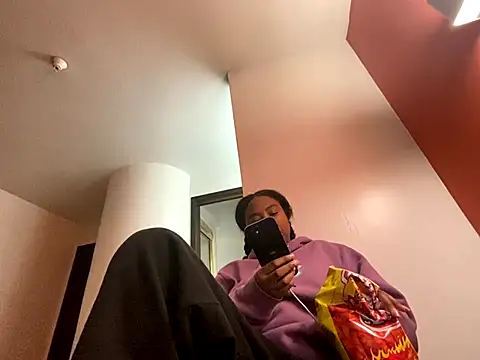 Snapshot of princesslivv chatting on 11.05.25 princesslivv online show from 11.05.25