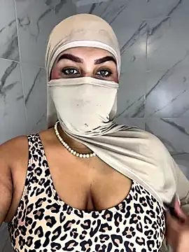 Snapshot of Kadira_ chatting on 10.22.25 Kadira online show from 10.22.25