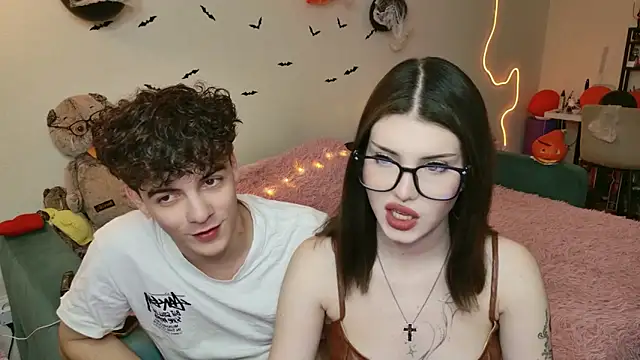 Snapshot of Alice18James chatting on 10.13.25 Alice18James online show from 10.13.25