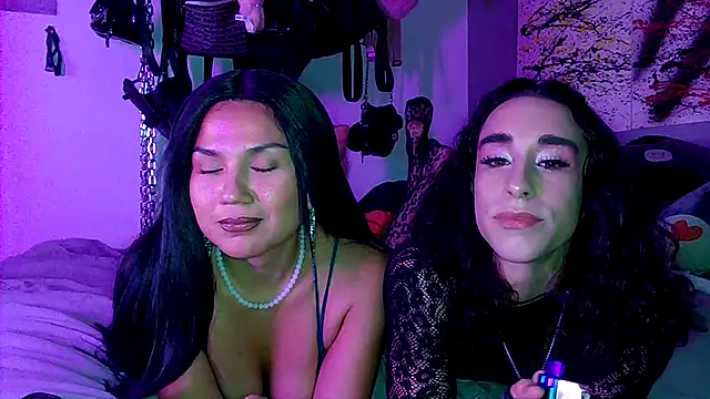 Snapshot of xoFrankie chatting on 09.11.25 xoFrankie online show from 09.11.25