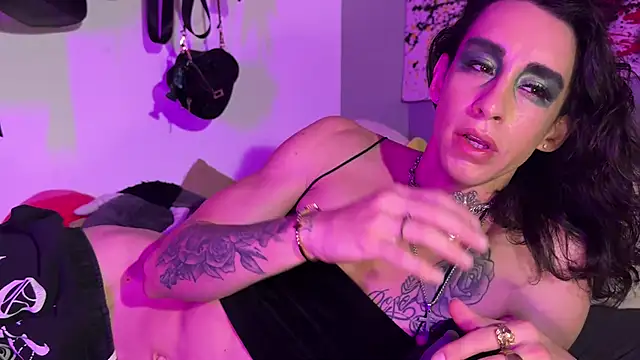 Snapshot of xoFrankie chatting on 09.25.25 xoFrankie online show from 09.25.25