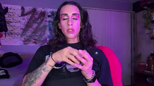 Snapshot of xoFrankie chatting on 10.02.25 xoFrankie online show from 10.02.25