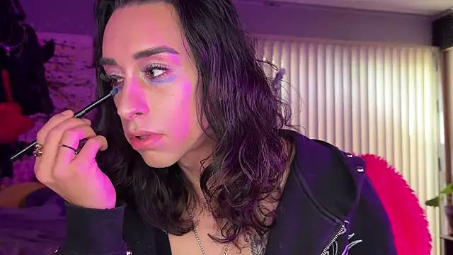 Snapshot of xoFrankie chatting on 10.05.25 xoFrankie online show from 10.05.25