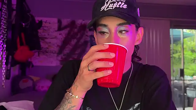 Snapshot of xoFrankie chatting on 10.07.25 xoFrankie online show from 10.07.25