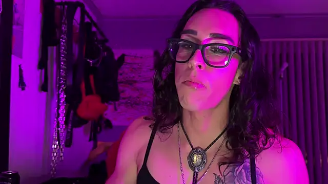 Snapshot of xoFrankie chatting on 10.08.25 xoFrankie online show from 10.08.25