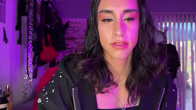 Snapshot of xoFrankie chatting on 10.09.25 xoFrankie online show from 10.09.25