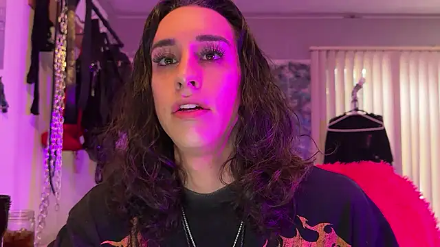 Snapshot of xoFrankie chatting on 10.10.25 xoFrankie online show from 10.10.25